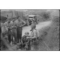 [Opération Gaur en Indochine, janvier-mars 1946. Matin avant les combats à Ninh Hoa. Mise en position d'un mortier.]