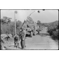 [Opération Gaur en Indochine, janvier-mars 1946. Dépannages de véhicules.]