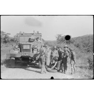 [Opération Gaur en Indochine, janvier-mars 1946. Dépannages de véhicules.]