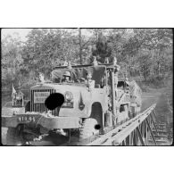[Opération Gaur en Indochine, janvier-mars 1946. Franchissement d'un affluent du Dong Naï entre Djiring et Bien Hoa.]