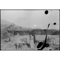 [Opération Gaur en Indochine, janvier-mars 1946. Gardes japonais sur la route de Djiring.]