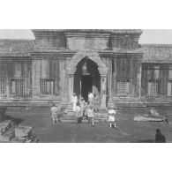 [Une visite d'autorités à Angkor Vat le 10 septembre 1946.]
