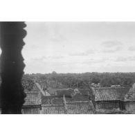[Angkor le 10 septembre 1946. Type de demeure noble construite entre les enceintes et les douves.]