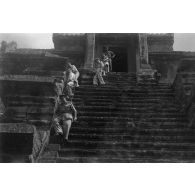 [Angkor Vat, 10 septembre 1946. Visite du général Zinovi Pechkoff à Angkor et descente périlleuse des marches du temple.]