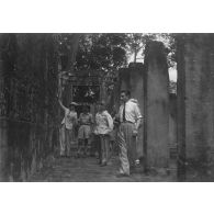 [Angkor Vat, 10 septembre 1946. Le général Zinovi Pechkoff se fait expliquer un bas-relief sur le chemin des remparts.]