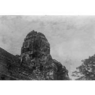 [Angkor le 10 septembre 1946. Tours à visages symbolisant la bienveillance et l'autorité des souverains et de leurs épouses ayant régné sur cet empire [...] ]