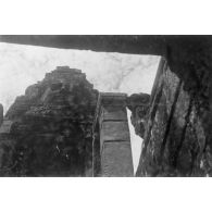 [Angkor le 10 septembre 1946. Tours à visages symbolisant la bienveillance et l'autorité des souverains et de leurs épouses ayant régné sur cet empire [...] ]