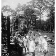 [Visite du général Zinovi Pechkoff à Angkor le 10 septembre 1946.]