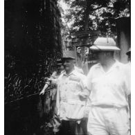[Angkor Vat, 10 septembre 1946. Le général Zinovi Pechkoff se fait expliquer un bas-relief sur le chemin des remparts.]
