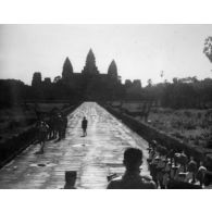 [Visite d'autorités à Angkor le 10 septembre 1946.]