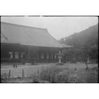 [Japon, juin 1946. Temple à Nikko.]