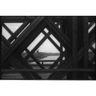 [Vue prise par Claude Brézillon pendant la deuxième guerre mondiale. Un pont routier.]