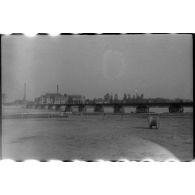 [Vue prise par Claude Brézillon pendant la deuxième guerre mondiale. Un pont sur un cours d'eau.]