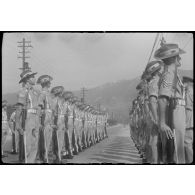 [Japon, juin 1946. Des soldats néo-zélandais accueillant leur général à la gare de Kure.]