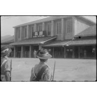 [Japon, juin 1946. Cérémonie militaire avec des soldats néo-zélandais à la gare de Kure.]