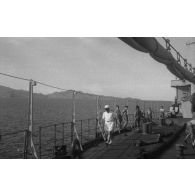 [Voyage de Saigon à Manille, mai 1946. Une partie de l'équipage du croiseur Emile Bertin se prépare aux manoeuvres d'ancrage.]