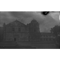 [Voyage de Saigon à Manille, mai 1946. Zone du lac Taal. Eglise semblant abandonnée mais néanmoins bien tenue.]