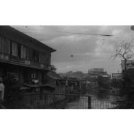 [Voyage de Saigon à Manille, mai 1946. Manille. Un ruisseau putride.]