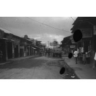 [Voyage de Saigon à Manille, mai 1946. Manille. Rue vers le cimetière circulaire espagnol.]