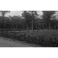 [Voyage de Saigon à Manille, mai 1946. Manille. Tombes murales encerclant des pelouses.]