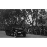 [Retour du général Leclerc à Hanoï (mars 1946). Le défilé des sections de half-tracks.]