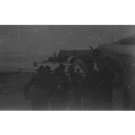 [Photographie de groupe sur un terrain d'aviation, 1946.]