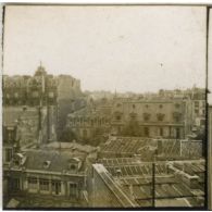 [Paris, les toits de la rue François Ier, août 1945.]