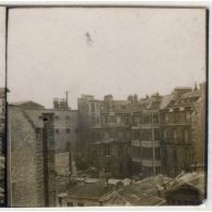 [Paris, les toits de la rue François Ier, août 1945.]