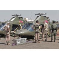 Mise en condition logistique d'hélicoptères Agusta A.109 belges sur l'aéroport de Bamako, au Mali.