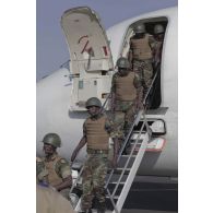 Des soldats togolais descendent d'avion à leur arrivée sur l'aéroport de Bamako, au Mali.