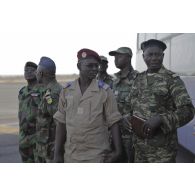 Des officiers togolais, burkinabè et maliens de la Mission international de soutien au Mali (MISMA) viennent accueillir les soldats togolais à leur arrivée sur l'aéroport de Bamako, au Mali.