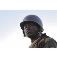 Portrait d'un soldat togolais à son arrivée sur l'aéroport de Bamako, au Mali.