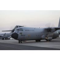 Arrivée d'un avion Super Hercules C-130 de l'armée de l'Air nigériane sur l'aéroport de Bamako, au Mali.