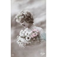 [Portrait d'une femme avec un bouquet de fleurs, carte postale, numéro 1065, éditeur Tulipe.]