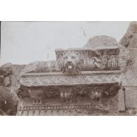 [Tête de lion, temple de Jupiter, Baalbek, juin 1923 - mars 1924.]