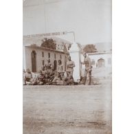 [Photographie de groupe au 43e bataillon de sapeurs télégraphistes, Damas, juin 1923 - mars 1924.]