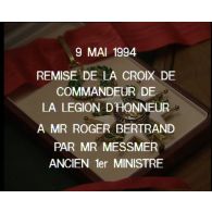 Remise de la croix de commandeur de la Légion d'honneur à Roger Bertrand par Pierre Messmer, ancien Premier ministre.