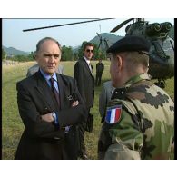 Visite de Charles Millon, ministre de la Défense, en ex-Yougoslavie à l'occasion du 14 juillet 1996.