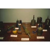 Présentation de différents modèles de mines antipersonnel rencontrés au Cambodge, notamment d'origine soviétique, chinoise, vietnamienne ou tchécoslovaque.