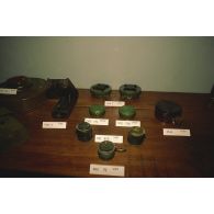 Présentation de différents modèles de mines antipersonnel rencontrés au Cambodge, notamment d'origine soviétique, chinoise ou vietnamienne.