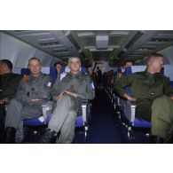 Le colonel Bresse (au centre) assis parmi ses hommes dans l'avion civil hollandais partant d'Istres pour rejoindre la FORPRONU en Croatie.