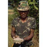 Portrait d'un démineur cambodgien qui présente une mine PMN2 (URSS) trouvée lors d'une opération de déminage dans la région de Svay Chek.