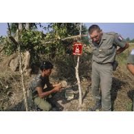 Désamorçage d'une mine PMN2 par un militaire cambodgien sous le contrôle d'un lieutenant du 6e régiment étranger de génie (6e REG).