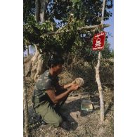 Un militaire cambodgien désamorce une mine PMN2 (URSS) dans la région de Svay Chek.