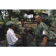 Un lieutenant du 8e régiment de parachutistes d'infanterie de marine (8e RPIMa) échange avec un militaire cambodgien grâce à son interprète.