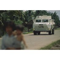 Un véhicule de l'avant blindé (VAB) aux couleurs de l'ONU en patrouille à Sihanoukville.