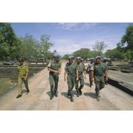 Patrouille de sécurité au temple d'Angkor de casques bleus français et indonésiens et de policiers cambodgiens dans la province de Siem Reap.