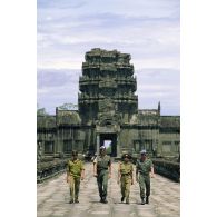 Patrouille de sécurité au temple d'Angkor menée par deux casques bleus français et deux policiers cambodgiens dans la province de Siem Reap.