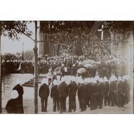 Funérailles du gouverneur général. Les fonctionnaires défilant devant le cercueil. Hanoï. [légende d'origine]