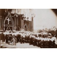 Funérailles du gouverneur général. Les discours devant la cathédrale. Hanoï. [légende d'origine]
